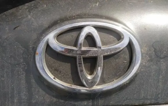 Toyota Corolla E120 E130 Manufacturer badge logo/emblem 