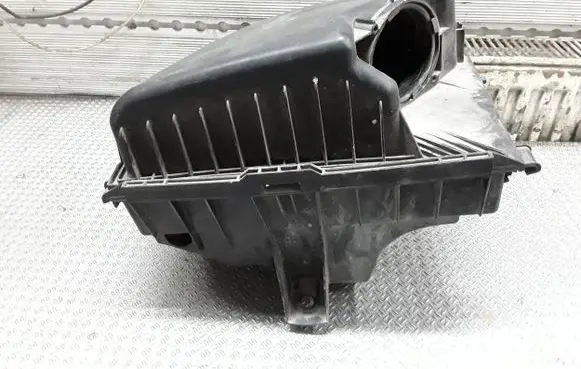Volvo XC70 Air filter box 8649673