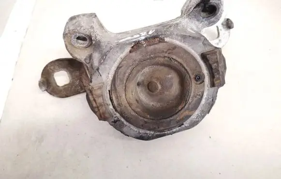 Volvo C30 Engine mount bracket 307417