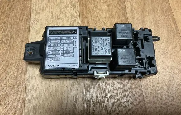 Volvo S40, V40 Fuse module 30889989