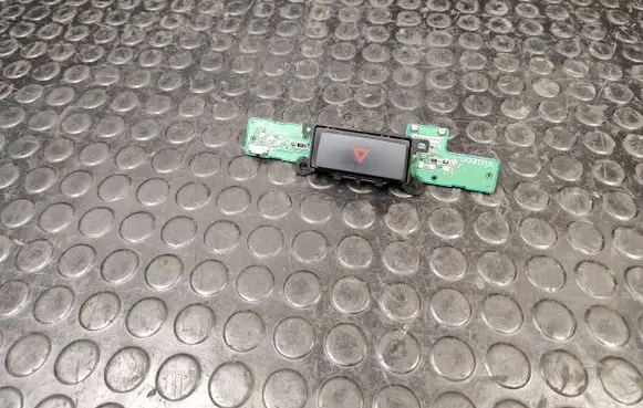 Peugeot 4007 Hazard light switch