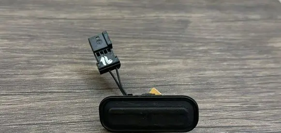 Opel Astra J Tailgate opening switch 13359895