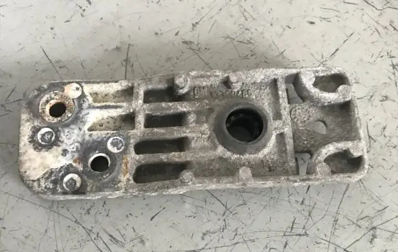Opel Zafira C Radiator mount bracket 13337826