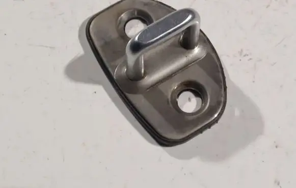 Skoda Octavia Mk2 (1Z) Front door lock loop/hook striker 6Y0837033C