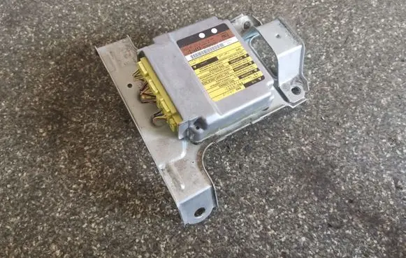 Toyota Avalon XX20 Airbag control unit/module 33980487A2 8917007110