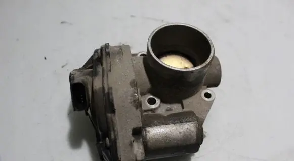 Ford Focus Throttle body valve 2S6U9E927