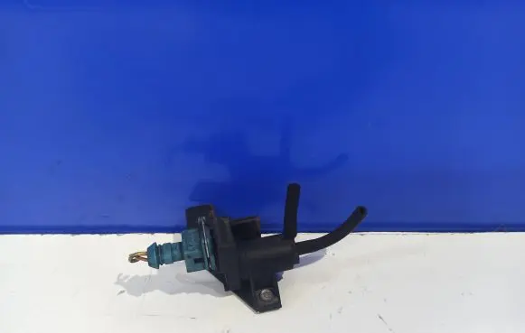Engine mount vacuum valve