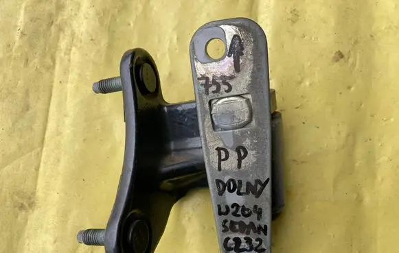 Mercedes-Benz C W204 Front door lower hinge A2047200437
