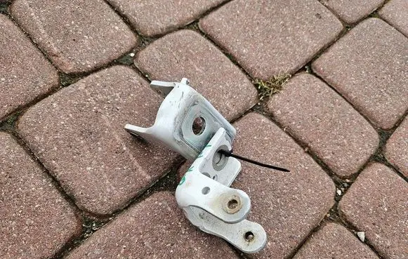 Opel Grandland X Rear door lower hinge 5O5P5L5E5X671