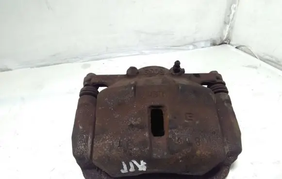 Nissan Qashqai+2 Front brake caliper