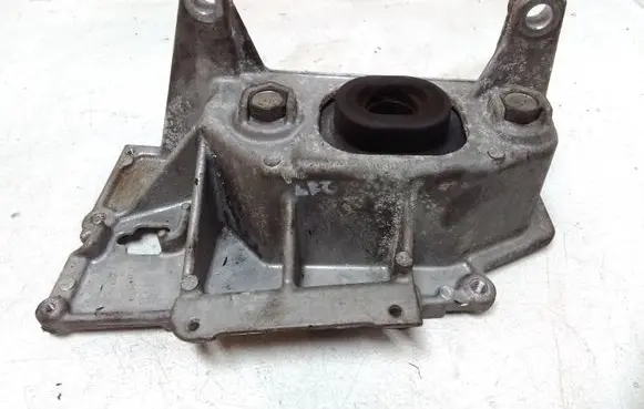 Nissan Juke I F15 Engine mount bracket