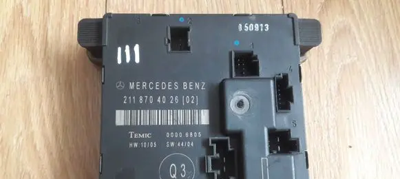 Mercedes-Benz E W211 Door control unit/module 2118704026 SW4404 00006805