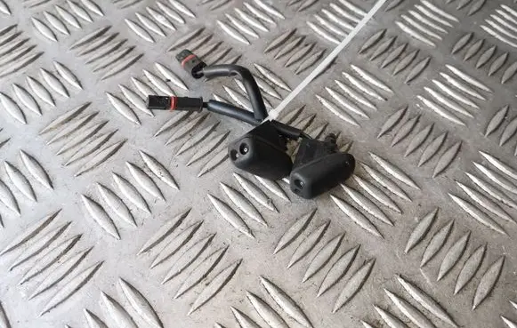 Windshield washer spray nozzle