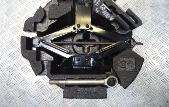 Subaru Legacy Spare wheel mounting bracket 