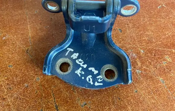 Chevrolet Tacuma Rear door upper hinge