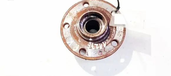 Skoda Octavia Mk2 (1Z) Front wheel hub 