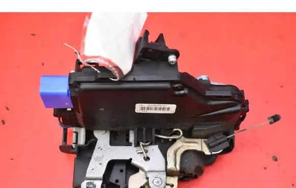 Volkswagen Touran I Front door lock 3D1837015