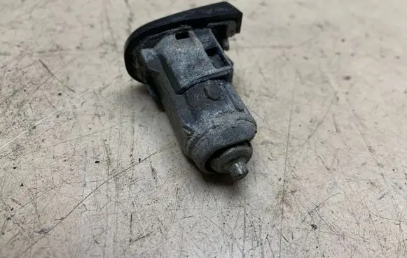 Volkswagen PASSAT B5.5 Front door lock (next to the handle) 