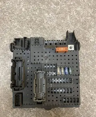 Volvo V70 Fuse module 30728512 28017881 05W265