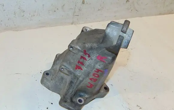 Mercedes-Benz C W204 Engine mounting bracket A6512233404 A6512233504