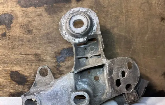 Audi A4 S4 B7 8E 8H Engine mounting bracket 8E0199352F
