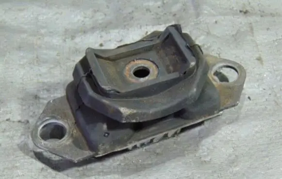 Nissan Qashqai Engine mount bracket