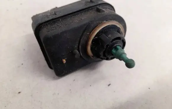 Headlight level adjustment motor
