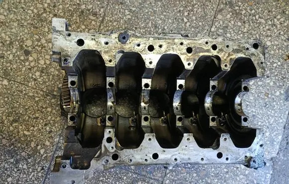 Volkswagen Transporter - Caravelle T5 Engine block 
