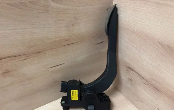 Accelerator throttle pedal