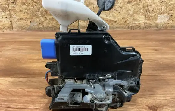 Volkswagen Caddy Front door lock 3D2837015K 117983