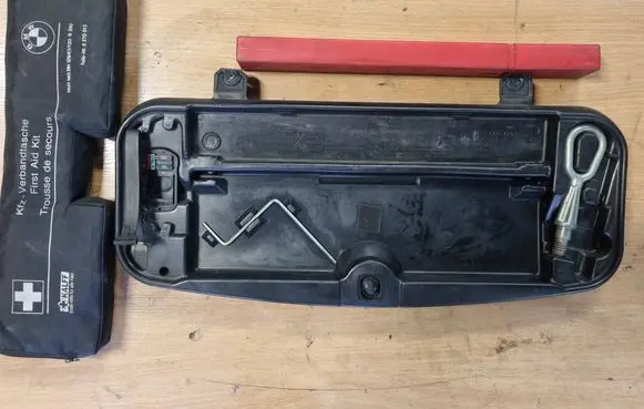 BMW 5 E60 E61 Tool box 6761420 10537710