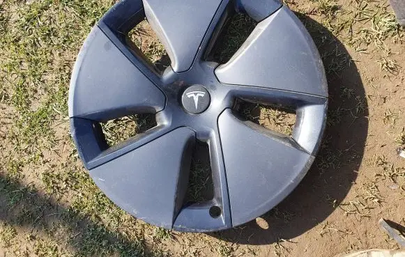 Tesla Model 3 R17 wheel hub/cap/trim 1044271-00-A