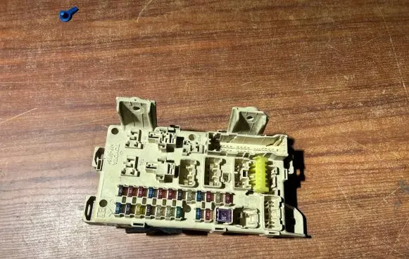 Toyota Avensis Verso Fuse module 8922144030