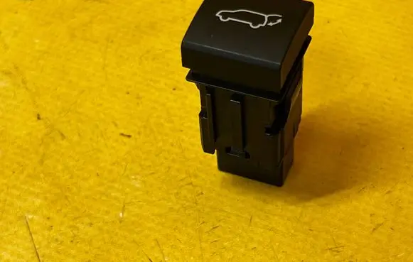 Toyota RAV 4 (XA50) Tailgate/boot open switch button 