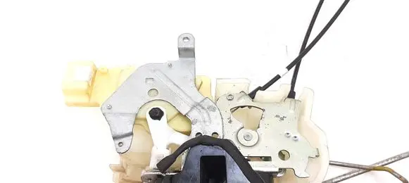 Isuzu D-Max Front door lock 231109