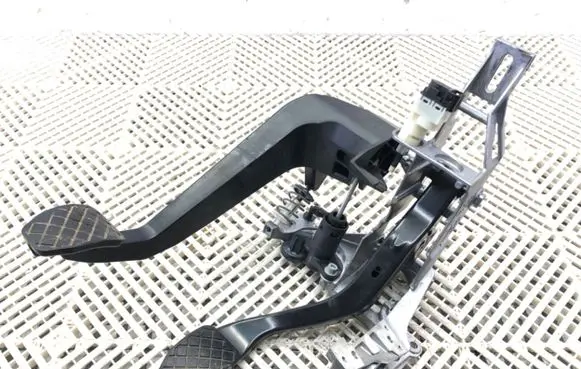 Audi A4 S4 B7 8E 8H Pedal assembly 8E1721117D