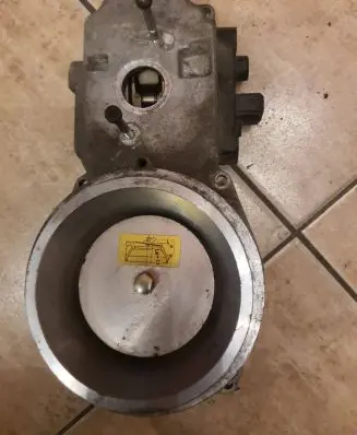 Volkswagen PASSAT B3 Fuel distributor 0438121076