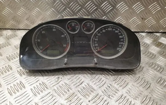 Volkswagen PASSAT B5.5 Speedometer (instrument cluster) 3B0920826A