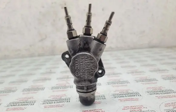 Volkswagen PASSAT B5.5 Engine coolant pipe/hose 038121145