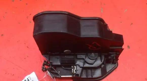 BMW X3 E83 Front door lock 7167065