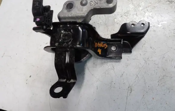 Toyota Yaris XP210 Engine mounting bracket
