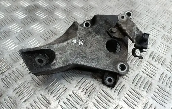 BMW 1 E81 E87 Engine mounting bracket 6775041