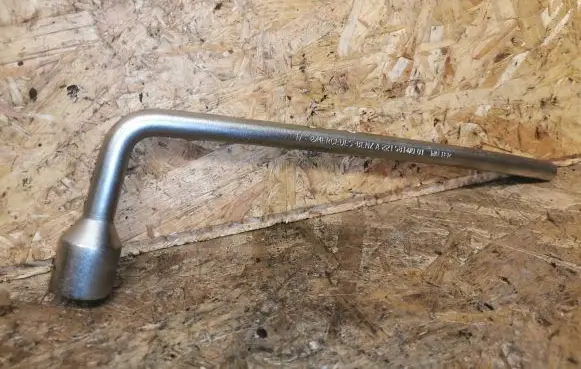 Mercedes-Benz C W203 Wheel nut wrench A2215810001