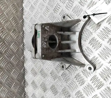 Gearbox mounting bracket