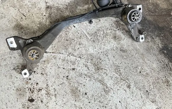 Audi Q7 4L Engine mounting bracket 7L6199207A