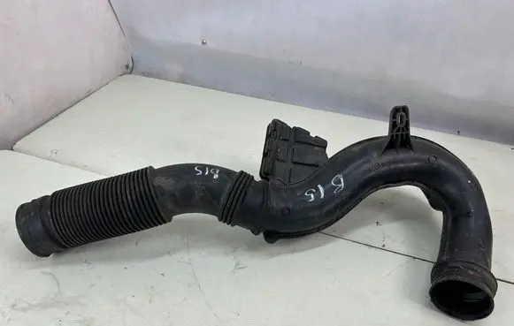 Opel Vivaro Air intake hose/pipe H8201487353 1105221S01