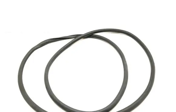 Volkswagen Touareg I Front door rubber seal 7L0867365A