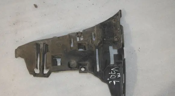 Volvo V70 Front bumper mounting bracket 09190304