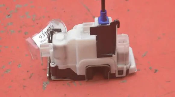 Opel Combo D Front door lock 51975079