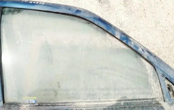Ford Escort Front door window glass four-door